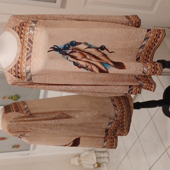 4/$40 New Tunic Top With Feather Design - Size 3XL (US18) - Picture 1 of 6